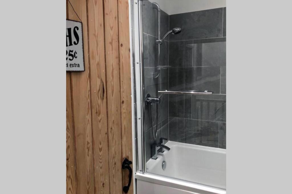 Albion Apartment *
